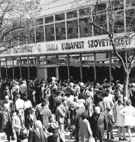 A Skála Budapest Szövetkezeti<br>Nagyáruház megnyitása